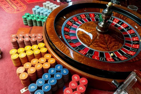 Quả bóng đá trên sân cỏ, biểu tượng cá cược bóng đá