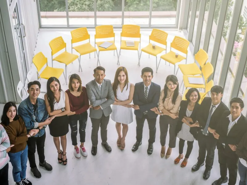 Hình ảnh người chơi vui vẻ với các trò chơi Thabet88